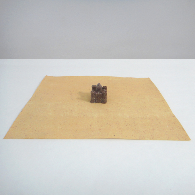 <b>Mirage</b><br>
Château fait à partir du sable provenant d'une feuille de papier sablé<br>
5 x 28 x 23 cm<br>
2014