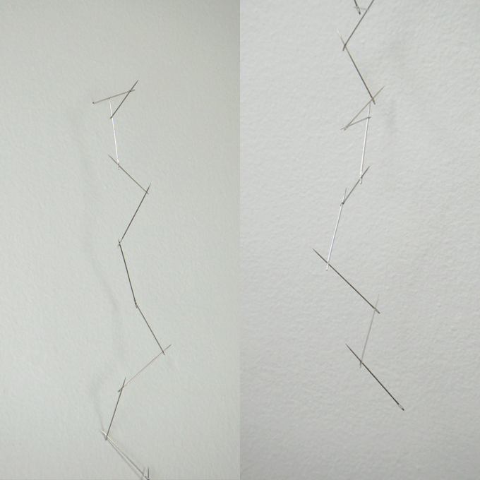 <b>Structure V</b> (detail)<br>
Needles inserted one into the other<br>
98 x 10 x 8 cm<br>
2011