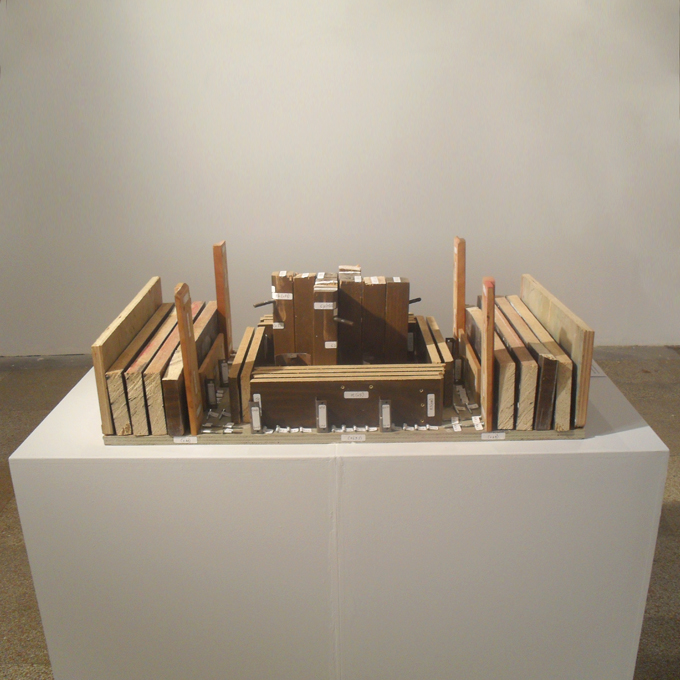 <b>The Tabulator</b><br>
Table deconstructed and organized onto itself until the totality of its surface is occupied.<br>
74 x 22 x 42 cm<br>
2009