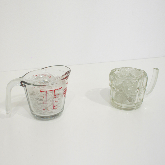 <b>Écho et Narcisse</b><br>
Tasse à mesurer broyée dans une seconde tasse à mesurer et une chope remplie d'elle même autant que possible.<br>
15 x 15 x 40<br>
2011