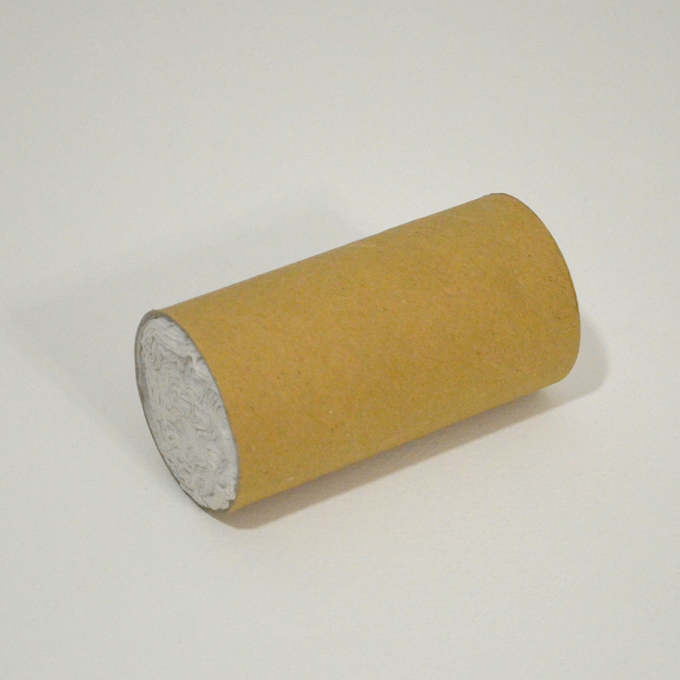 <b>Gut feeling</b><br>
Rouleau de papier hygiénique enroulé sur lui-même et inséré dans son propre cylindre en carton.<br> 
4 x 4 x 10 cm<br>
2011